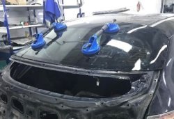 Процесс установки стекла в авто 